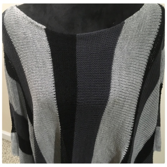 CHIC VERTICAL STRIPPED FRINGED PONCHO - BLACK & GREY - Picture 10 of 13